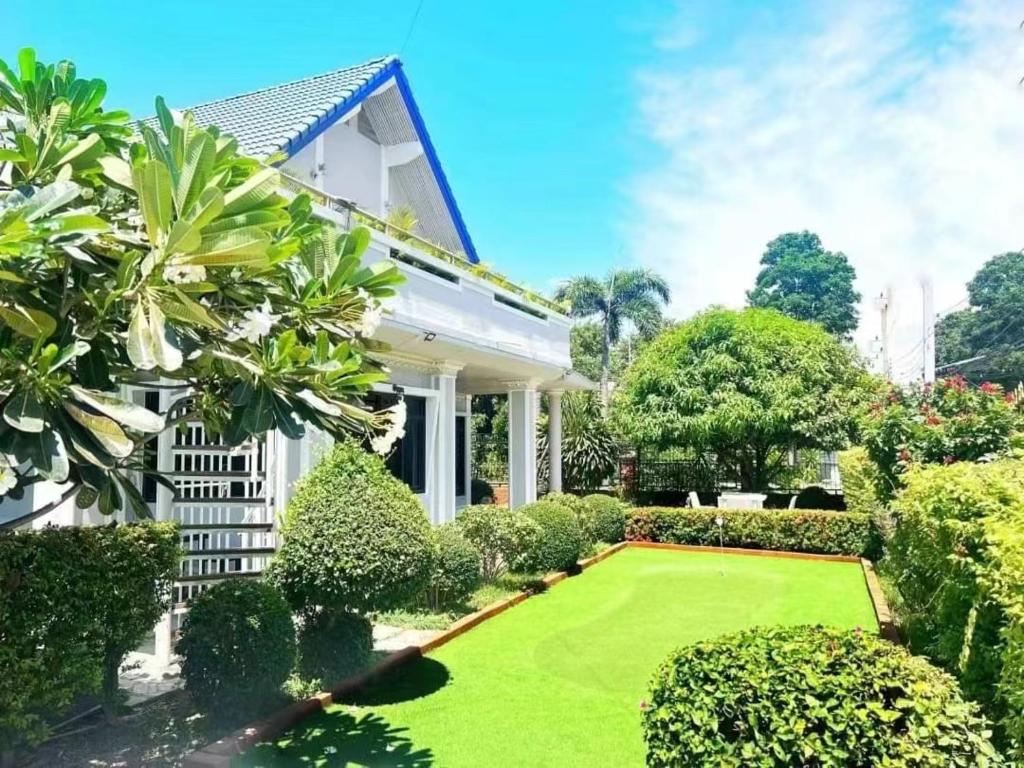 Bilde i galleriet til Golden Golf Garden Pool Villa i Ban Huai Yai