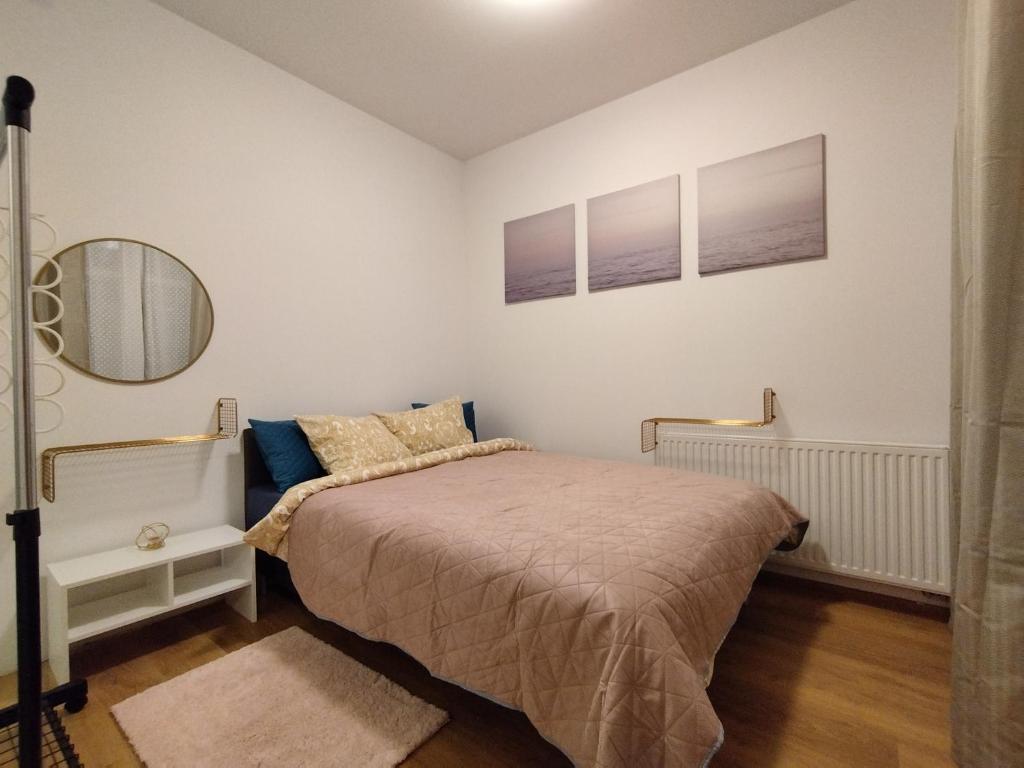 una camera con letto e specchio di Villa Natali Warszawa a Varsavia