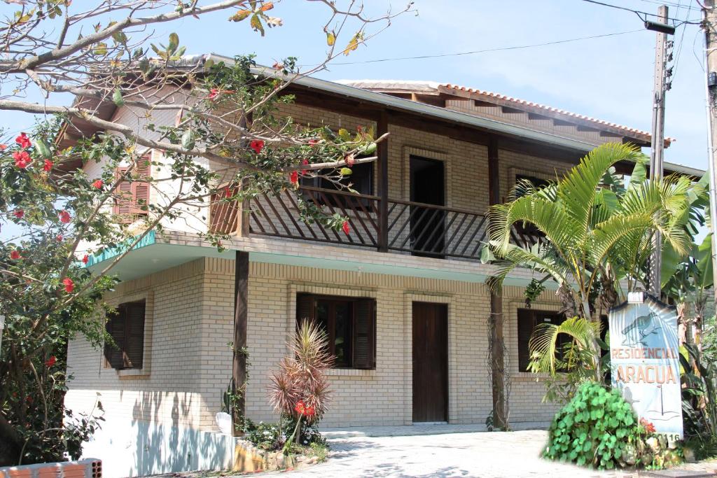 a building with a balcony on the side of it at Residencial Aracuã in Bombinhas