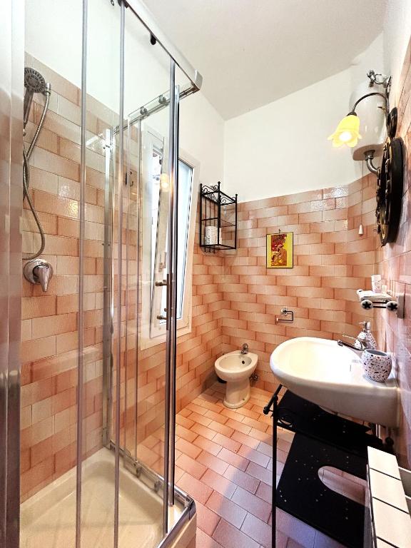 W łazience znajduje się prysznic, umywalka i toaleta. w obiekcie Appartamento Firenze Mayer we Florencji