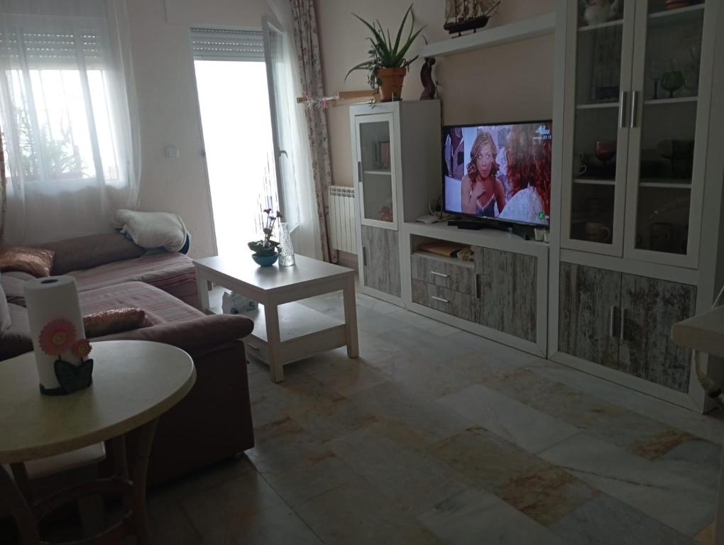 Televízia a/alebo spoločenská miestnosť v ubytovaní Apartamento Laguna Beach Torrox Costa