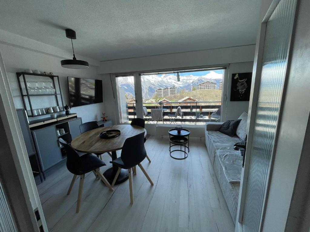 Fotografie z fotogalerie ubytování Vincenzo appart, Studio Confortable à Nendaz, accès Direct au Télécabine de Tracouet et Parking Souterrain Inclus v destinaci Nendaz
