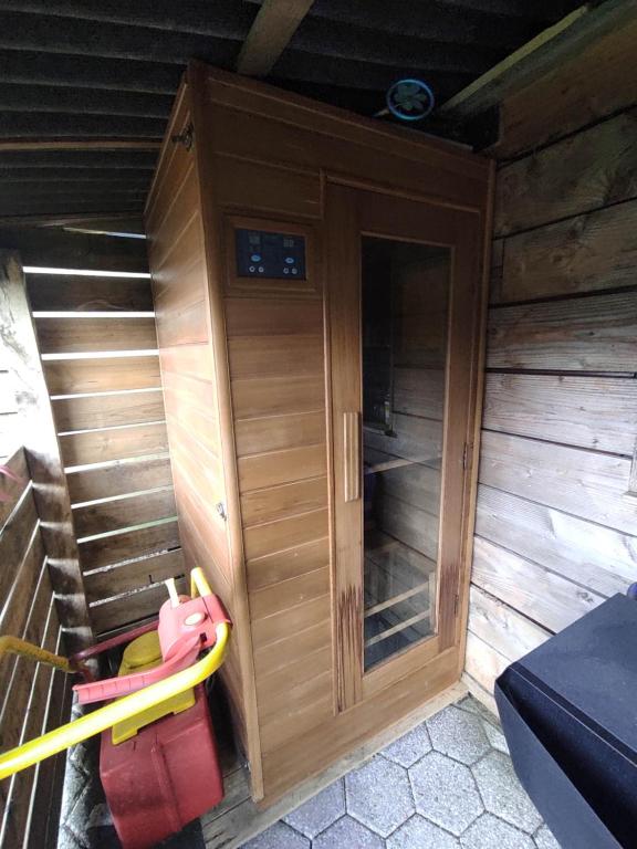 Fotografie z fotogalerie ubytování "Tempat Senang" chalet on the beautiful Veluwe with airco sauna bbq jacuzzi beamer and dog v destinaci Putten