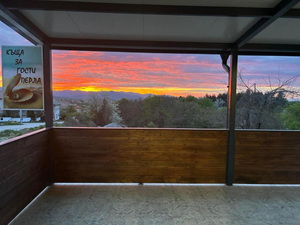 Habitación con vistas a la puesta de sol a través de una ventana. en КЪЩА ЗА ГОСТИ ПЕРЛА, en Belogradchik