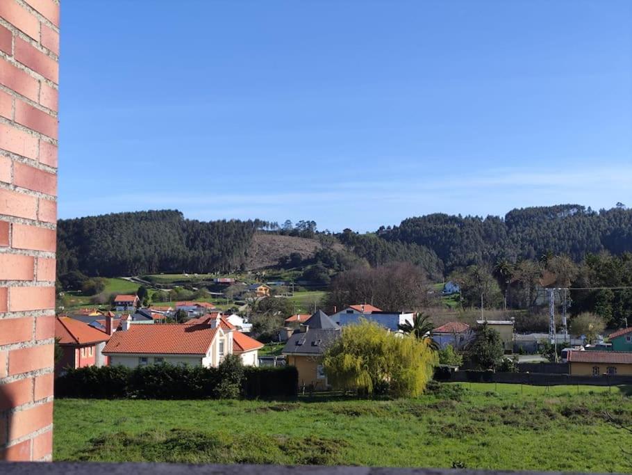 - une vue sur une ville avec des maisons et des arbres dans l'établissement Apartamento tranquilo en miengo, à Miengo