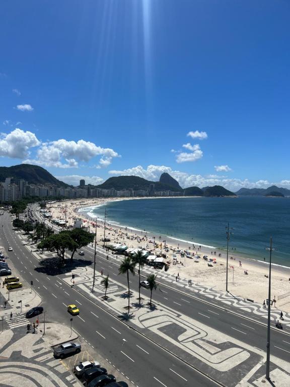a view of a beach and the ocean at Apartamento em copacabana VISTA MAR in Rio de Janeiro