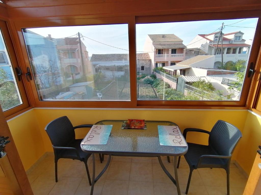 Balcon ou terrasse dans l'établissement Agapi Studio Acharavi à 50m de la mer, 400m du centre ville