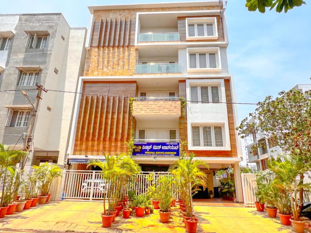 un edificio con plantas delante de él en Windfall Service Apartment, en Bangalore