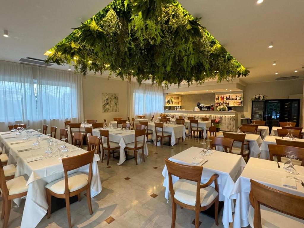 Reštaurácia alebo iné gastronomické zariadenie v ubytovaní Hotel Dorè