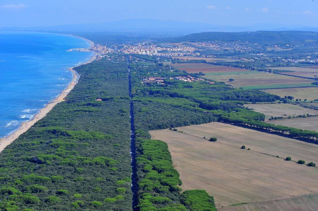 an aerial view of a beach and the ocean at Hotel Aurora in San Vincenzo