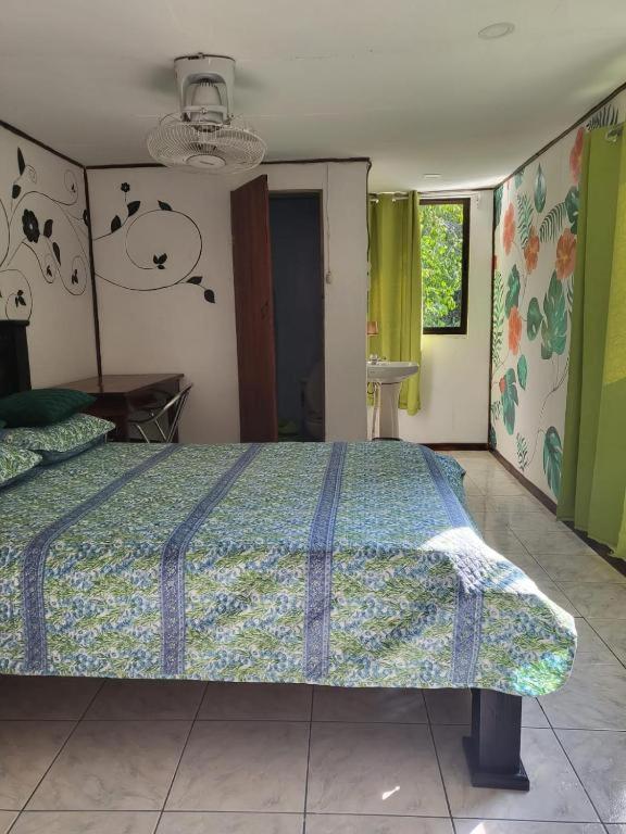 Postel nebo postele na pokoji v ubytování Downtown Montezuma Hostel