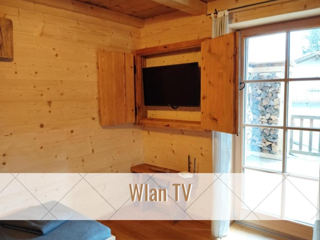 TV a/nebo společenská místnost v ubytování Kranzegger Bergheimat