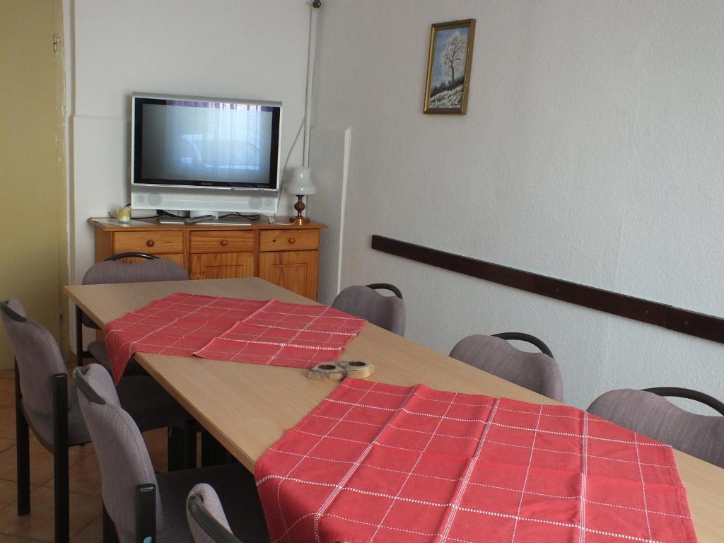 TV a/nebo společenská místnost v ubytování Zwei Bett Zimmer