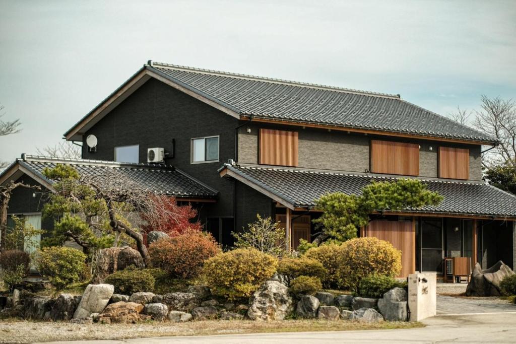 una casa negra con techo gris en Shikinoyado Murakami - Vacation STAY 43691v, 
