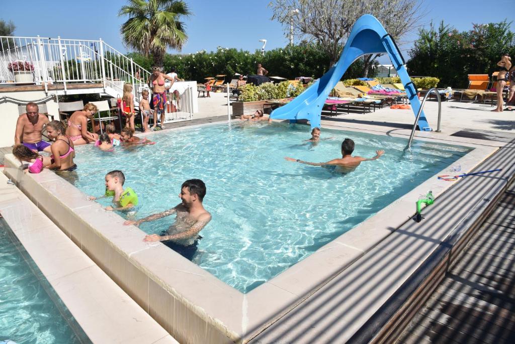 Basen w obiekcie Hotel Fedora Riccione lub w pobliżu