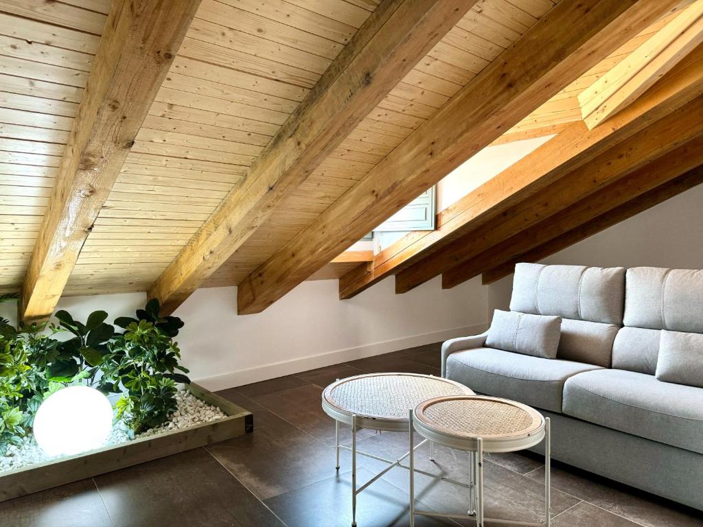ein Wohnzimmer mit einem Sofa und einem Tisch in der Unterkunft Cava Baja Suites 2 in Madrid