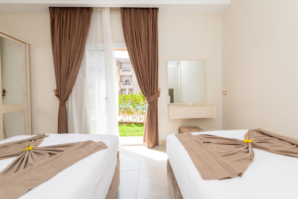 Postel nebo postele na pokoji v ubytování Marom Port Said Resort & Beach
