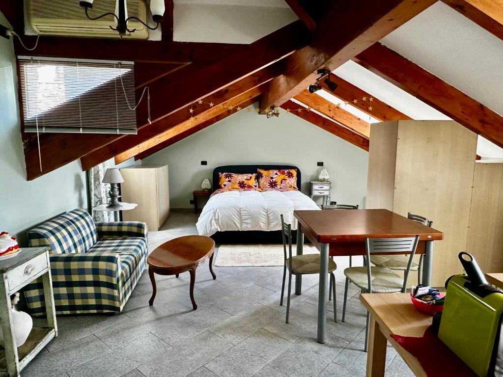 um quarto com uma cama, uma mesa e um sofá em Il viandante em Turim