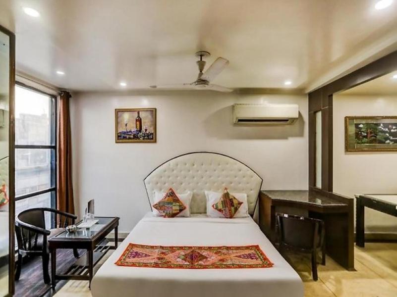 1 Schlafzimmer mit einem Bett und einem Schreibtisch sowie einem Bett der Marke sidx sidx sidx. in der Unterkunft HOTEL GEESON INTERNATIONAL-New Delhi Railway Station-Paharganj in Neu-Delhi
