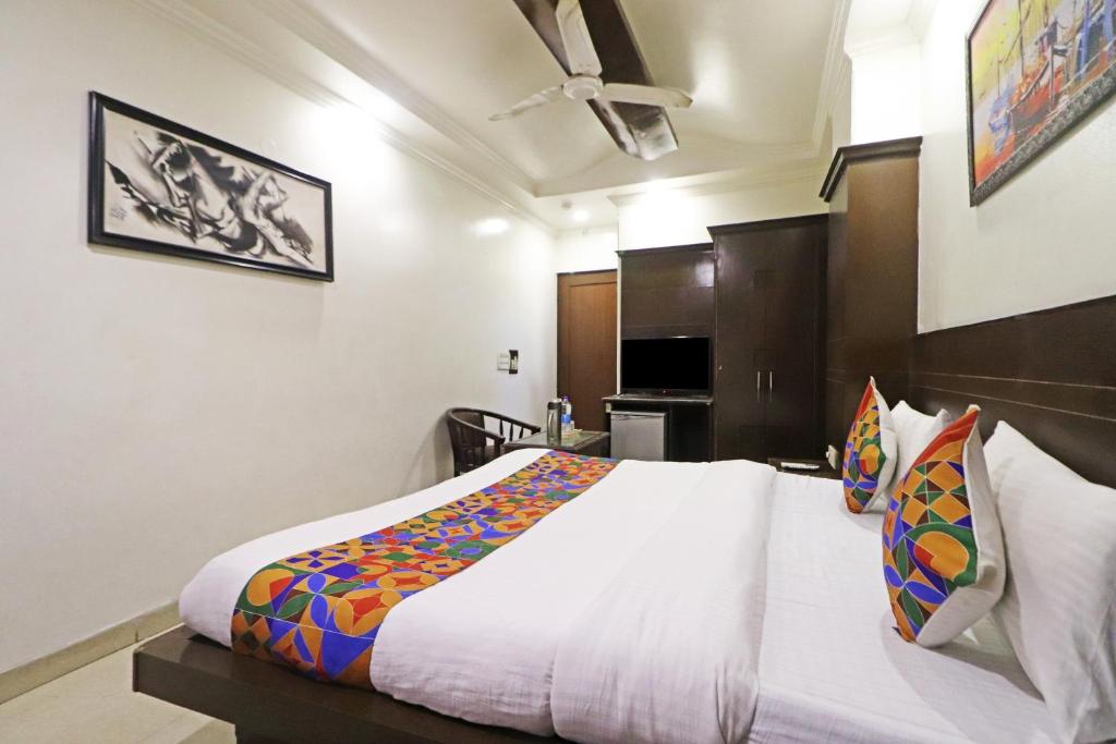 Postel nebo postele na pokoji v ubytování HOTEL GEESON INTERNATIONAL-New Delhi Railway Station-Paharganj
