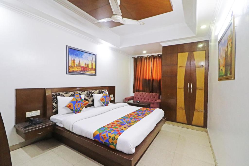 Postel nebo postele na pokoji v ubytování HOTEL GEESON INTERNATIONAL-New Delhi Railway Station-Paharganj