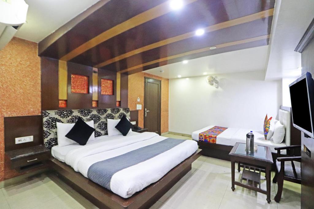 Postel nebo postele na pokoji v ubytování HOTEL GEESON INTERNATIONAL-New Delhi Railway Station-Paharganj
