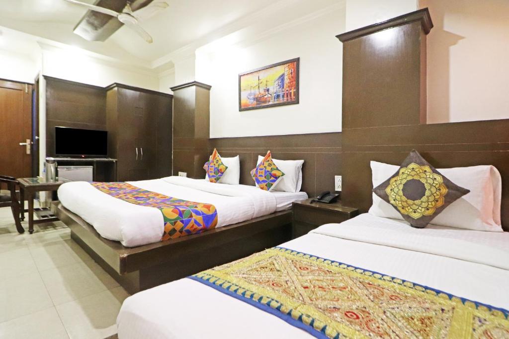 Postel nebo postele na pokoji v ubytování HOTEL GEESON INTERNATIONAL-New Delhi Railway Station-Paharganj