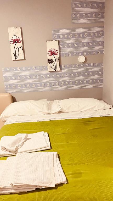sypialnia z łóżkiem i żółtą podłogą w obiekcie Benalmadena ,apartamento-Estudio primera Línea de Playa w mieście Benalmádena