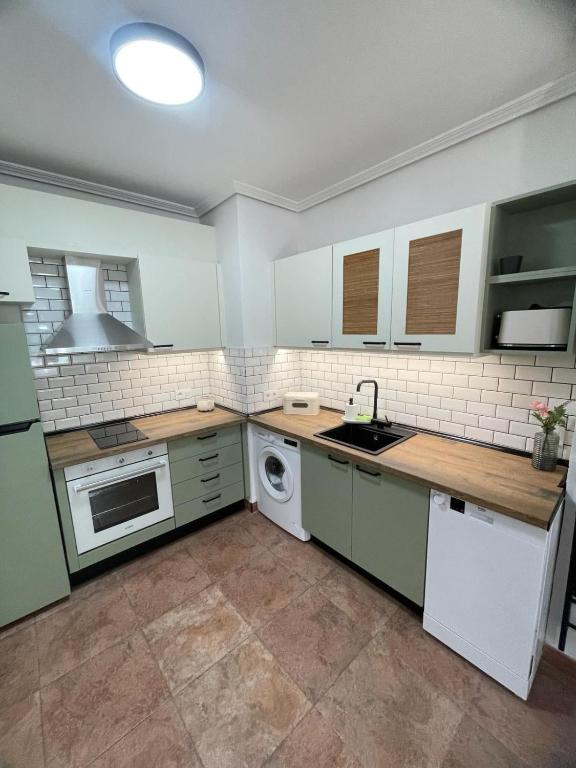 Kuchyň nebo kuchyňský kout v ubytování Precioso apartamento en Roquetas de Mar