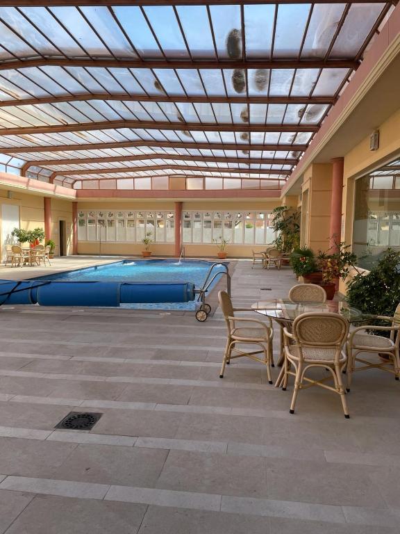 Bazén v ubytování Precioso apartamento en Roquetas de Mar nebo v jeho okolí