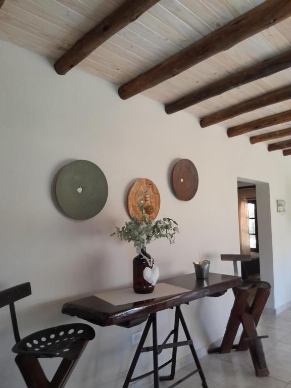 a table and chairs in a room with wooden ceilings at Casa de Campo Don Valentin in Tunuyán