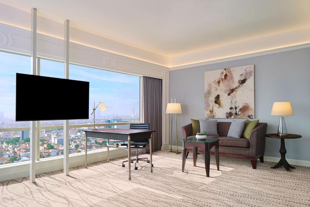 TV a/nebo společenská místnost v ubytování JW Marriott Hotel Surabaya