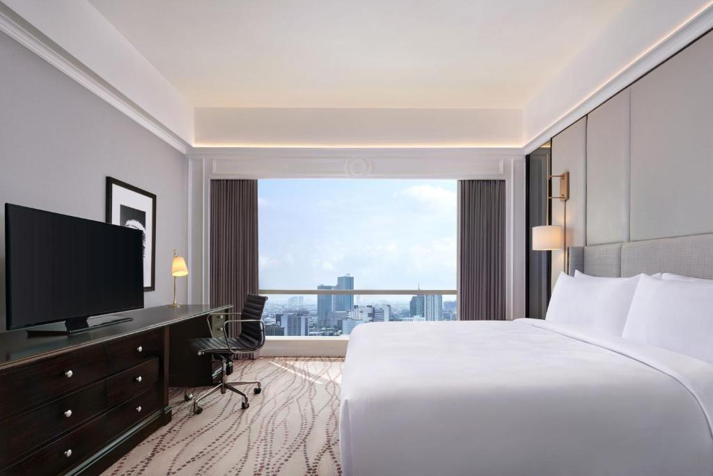 Postel nebo postele na pokoji v ubytování JW Marriott Hotel Surabaya