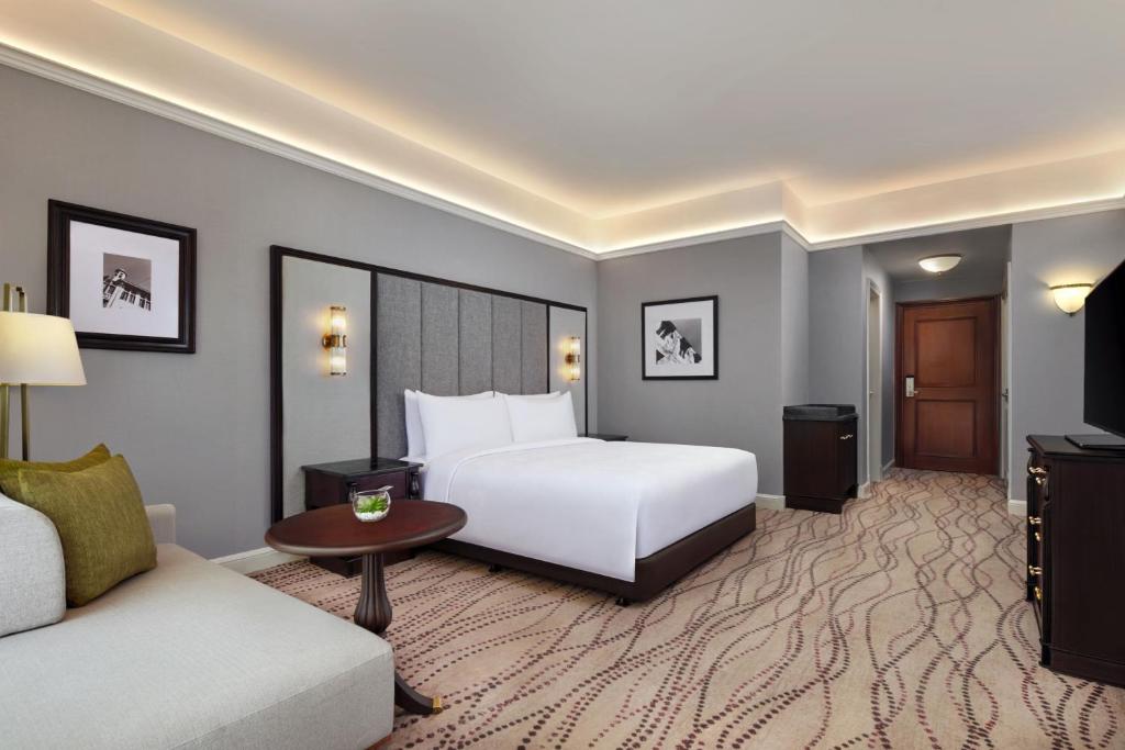 Postel nebo postele na pokoji v ubytování JW Marriott Hotel Surabaya