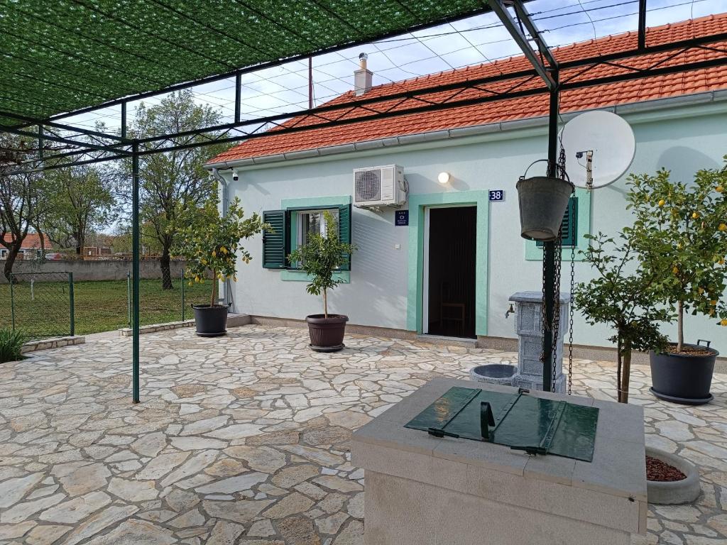 una casa con una fuente en medio de un patio en Kuća za odmor DESA, 