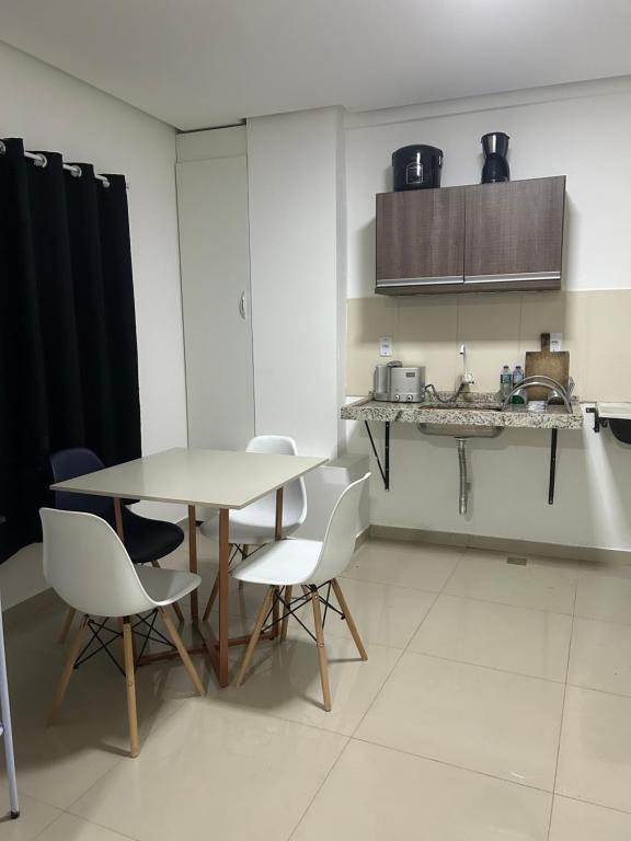 eine Küche mit einem Tisch und Stühlen im Zimmer in der Unterkunft Estadia Wolf Lencois in Lençóis