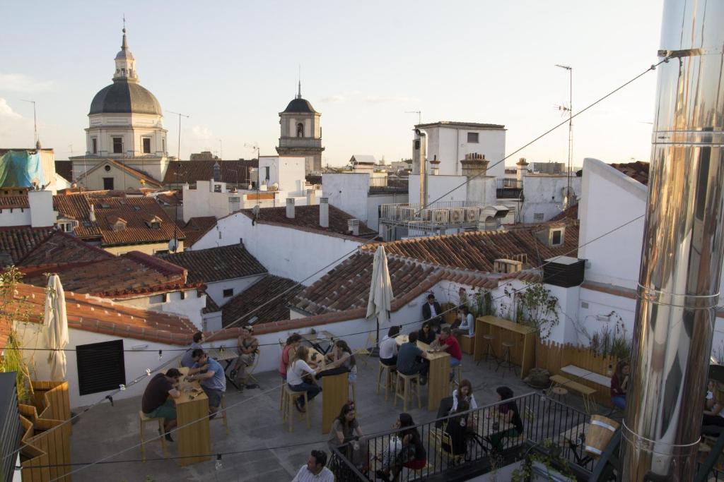 un grupo de personas de pie en los tejados de una ciudad en The Hat Madrid, en Madrid