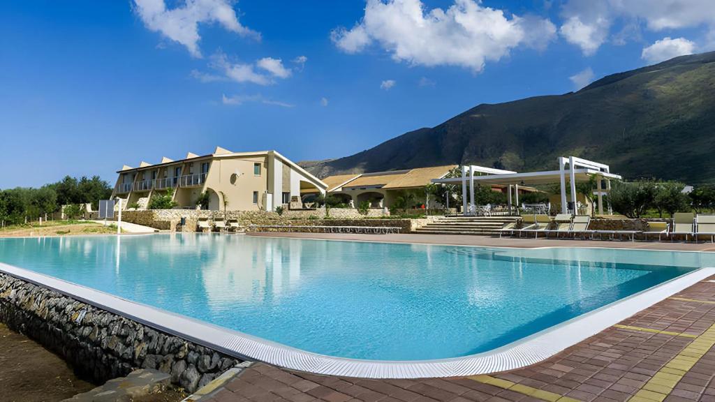 A piscina localizada em Villa Nicales 6 posti letto ou nos arredores