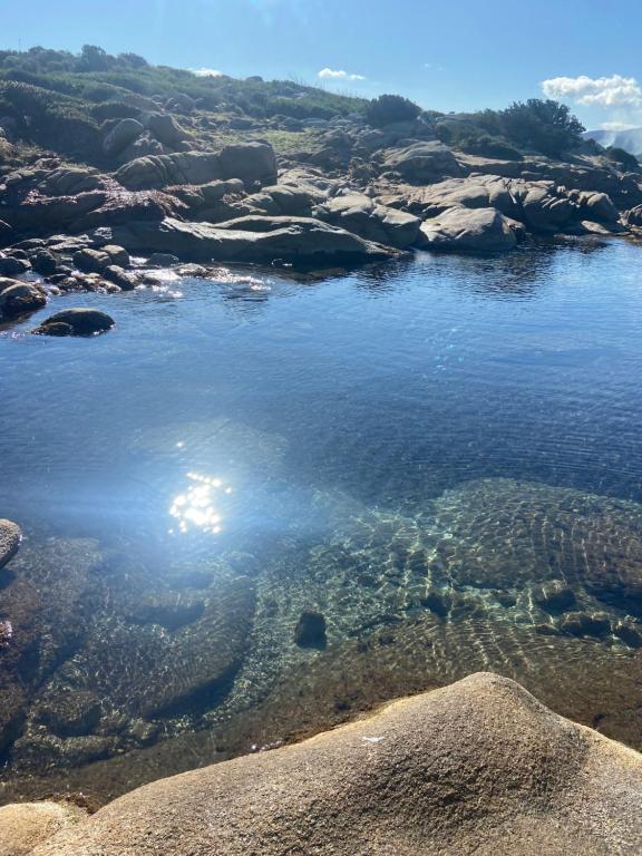 un grande corpo d'acqua con rocce in acqua di Sarde a Palau