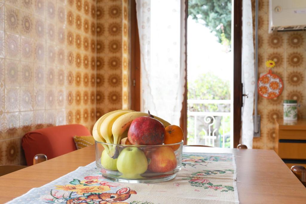 un bol de fruta sentado sobre una mesa en Casa di Nonna Linda, en Portocannone