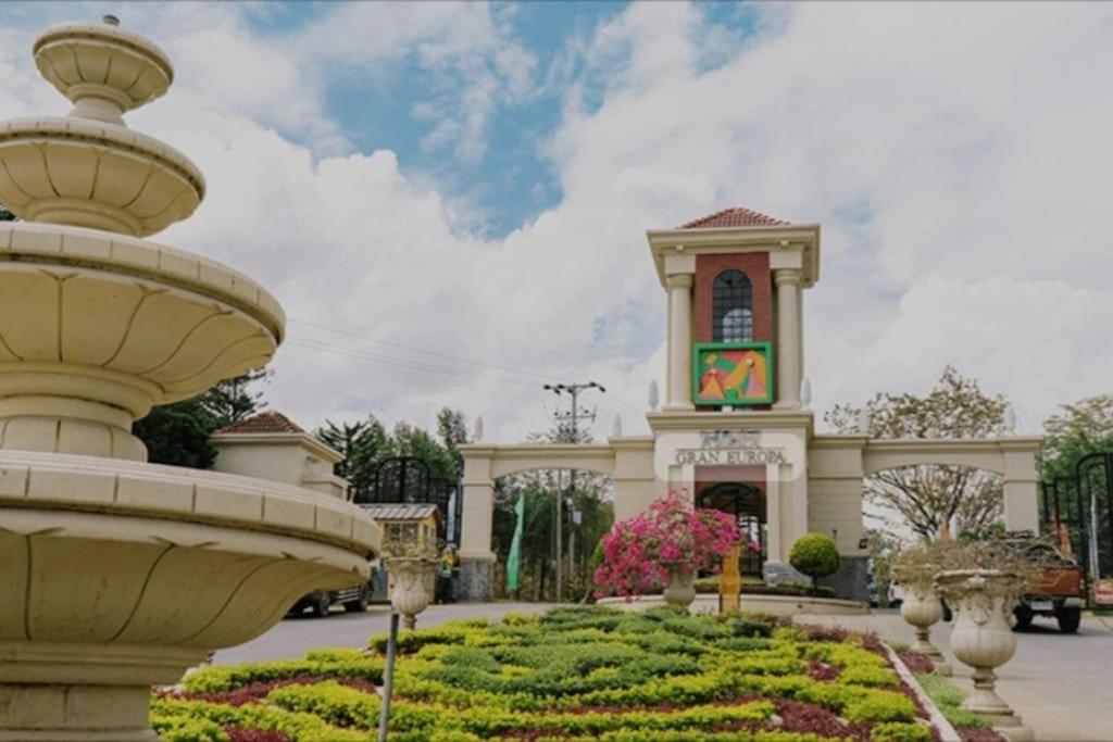 ein Gebäude mit einem Brunnen und einem Garten in der Unterkunft American Standard/2Bedroom House in Cagayan de Oro