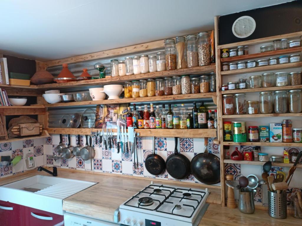 une cuisine avec une cuisinière et beaucoup d'épices dans l'établissement Vila beauvoir, à Saint-Pol-de-Léon