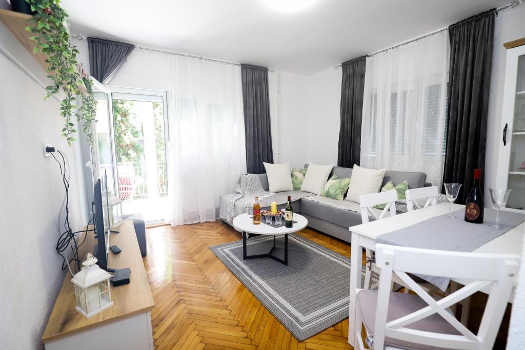 uma sala de estar com um sofá e uma mesa em Kuća JEKA em Vrnjačka Banja