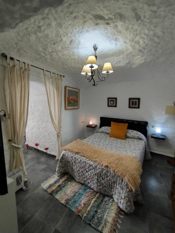 Postel nebo postele na pokoji v ubytování Cueva La Loli