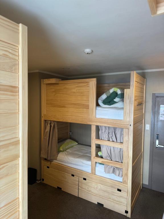 Postel nebo postele na pokoji v ubytování UpTown Backpackers