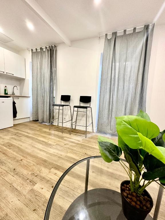 un salon avec une table en verre et des chaises dans l'établissement Cosy studio, à Marseille