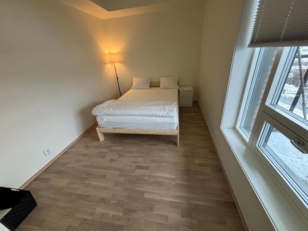 Ένα ή περισσότερα κρεβάτια σε δωμάτιο στο JECI Apartment - New Modern, Central Jessheim