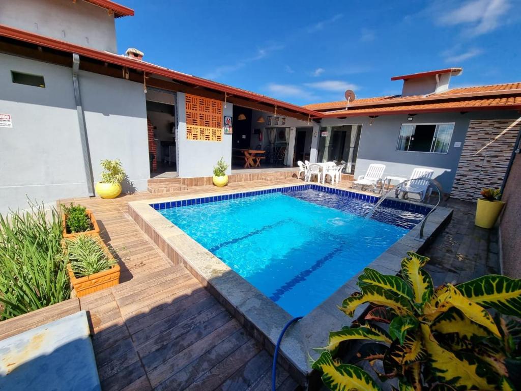 una piscina en el patio trasero de una casa en Pouso da Kakau, en Pirenópolis