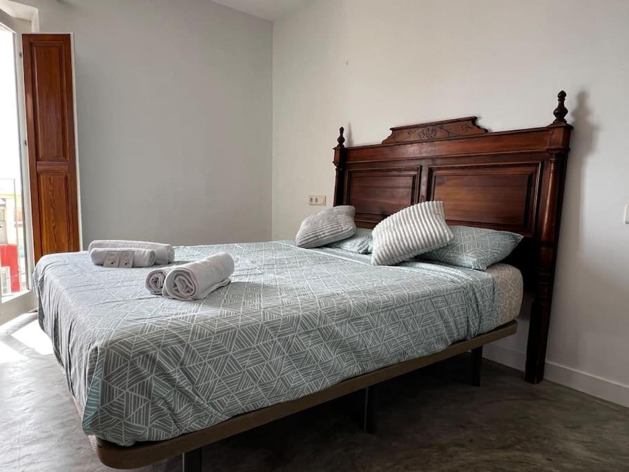 uma cama com duas almofadas num quarto em La Casita Hermosa em Alicante