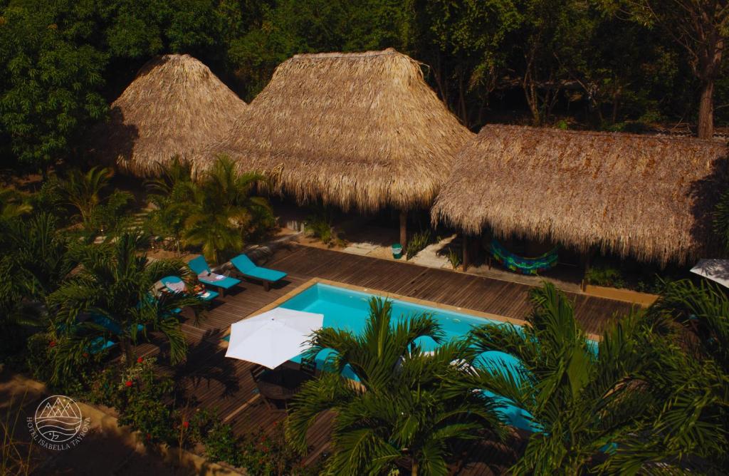 - une vue aérienne sur un complexe avec une piscine dans l'établissement Hotel Isabella Tayrona, à Los Naranjos